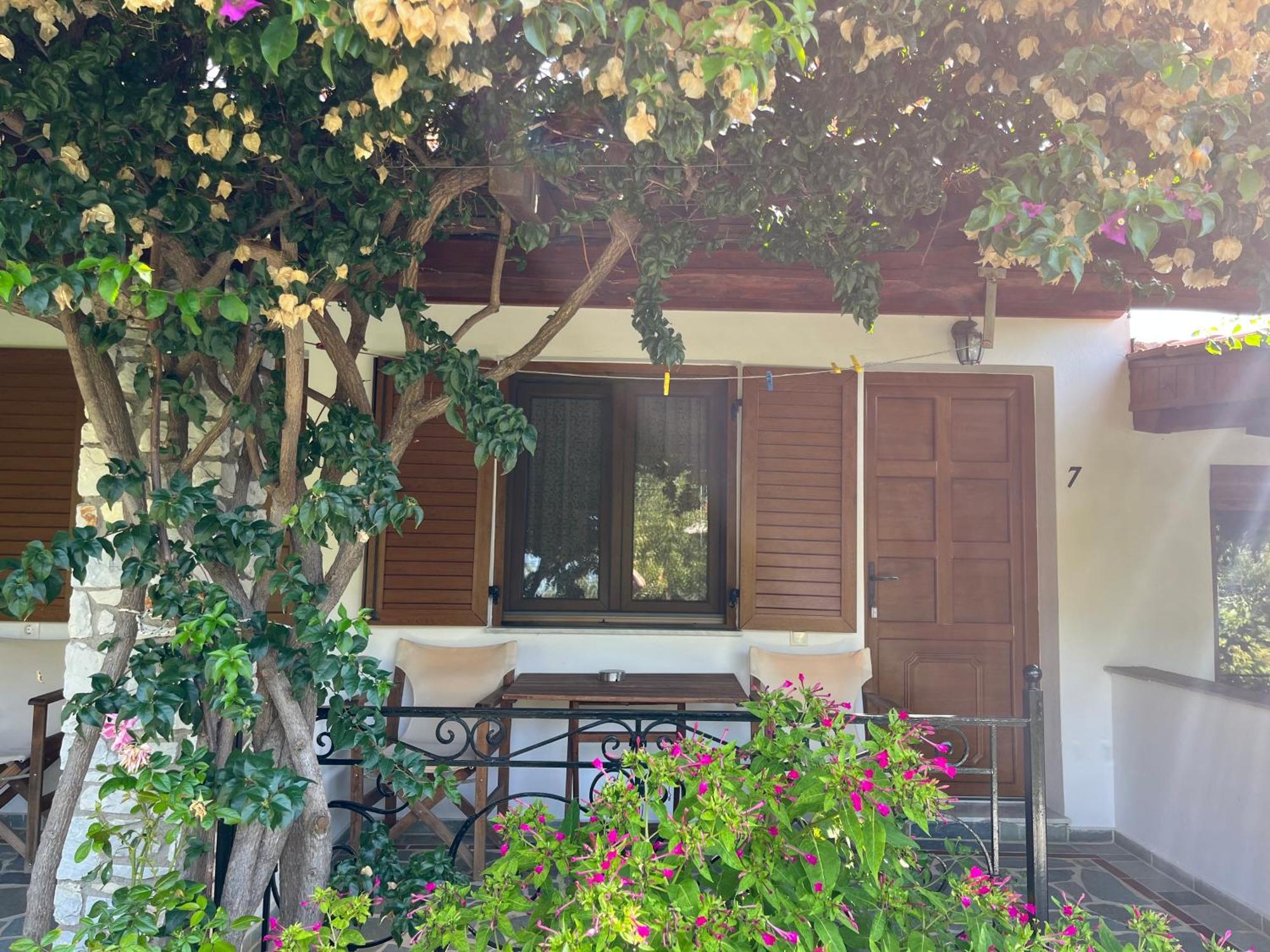 Aparthotel Maniatis Garden Achladies  Exterior foto